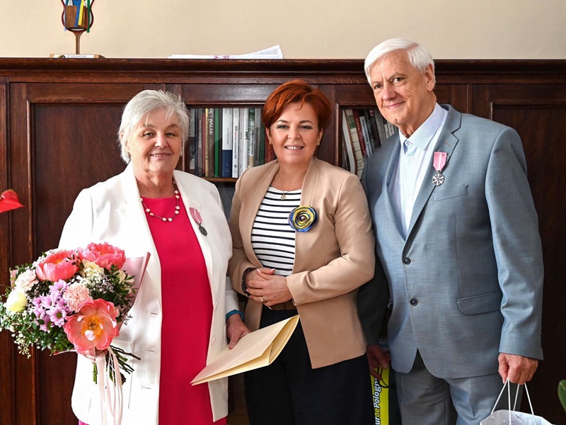 Złote Gody - wspólne zdjęcie Jubilatów i Burmistrz Miasta Cieszyna fot. UM Cieszyn
